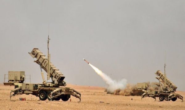 الدفاعات السعودية تعترض صاروخين حوثيين بسماء نجران