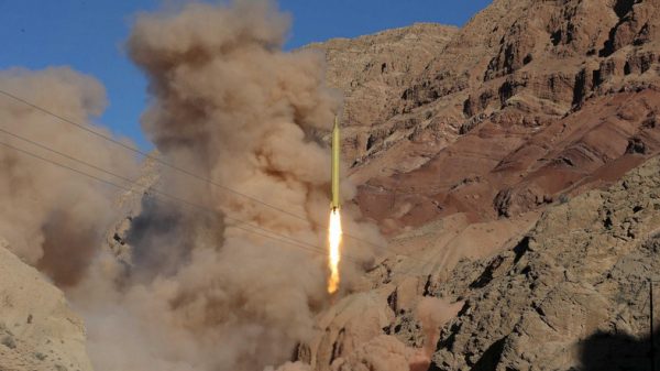 رويترز: هجوم صاروخي حوثي يفاقم التوتر في اليمن قبل زيارة مبعوث الأمم المتحدة