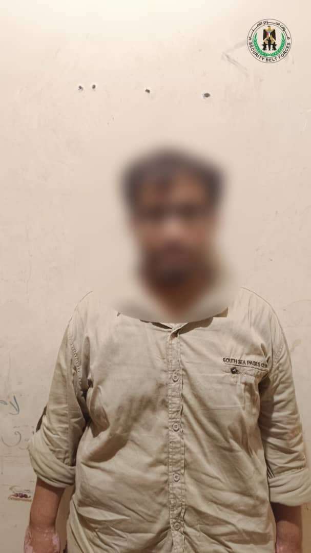 الحزام الأمني يضبط أحد مروجي المخدرات في مديرية المنصورة بعدن