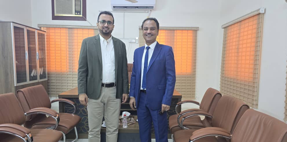 باعوم يسلم رئيس هيئة الأراضي العولقي ملفًا موثقًا بوقائع فساد جسيم في أراضي الدولة بعدن