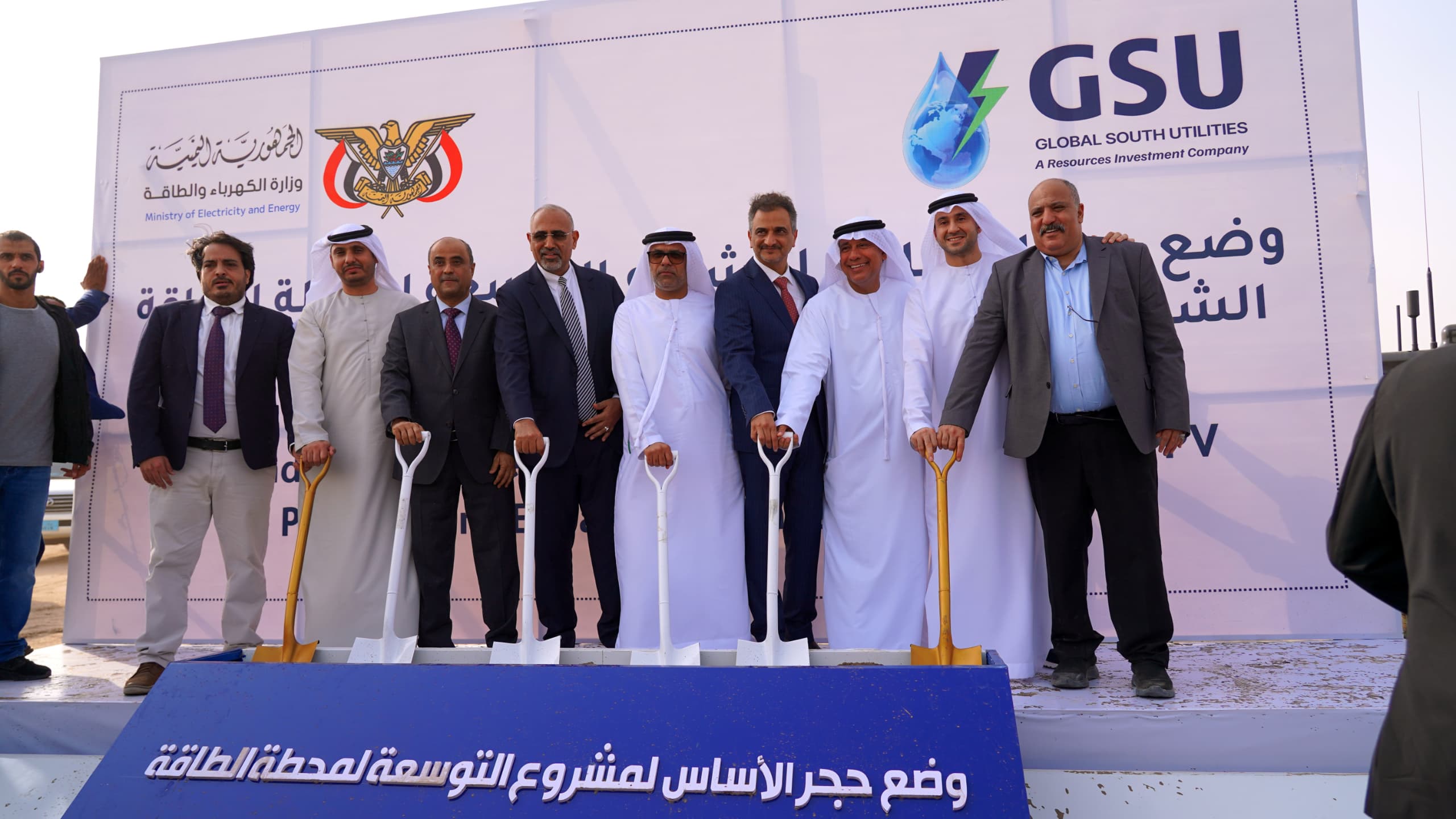 الرئيس الزبيدي يدشن العمل في مشروع الطاقة الشمسية الإضافية في عدن بدعم إماراتي