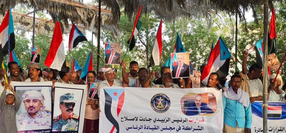 وقفة جماهيرية حاشدة في تريم حضرموت تأييدًا لقرارات الرئيس الزُبيدي